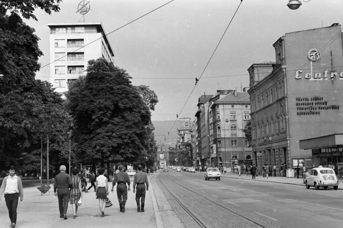 Ansicht einer repr&auml;sentativen Stra&szlig;e mit Passanten