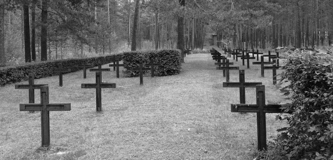 Kreuze auf einer Freifläche in einem Waldstück